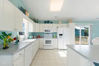 118 Heverly Drive, Emerald Isle, NC 28594 – photo 17: Kitchen