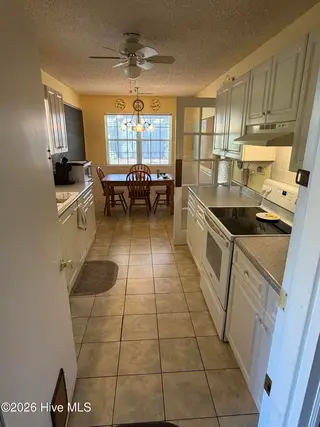 318 Hidden Valley Road, Wilmington, NC 28409 – photo 4: kitchen