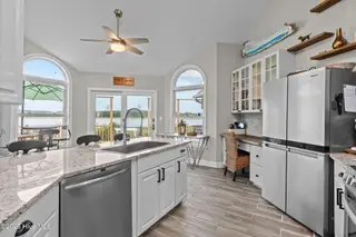 413 Pelican Harbor Road, Beaufort, NC 28516 — 3-bedroom home in Wards Creek Plantation, Beaufort, NC, photo 18 of 30: Kitchen