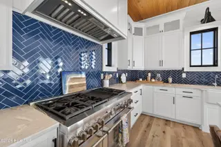 1423 N Shore Drive, Surf City, NC 28445 – photo 22: 1423NShoreDriveInteriors-44