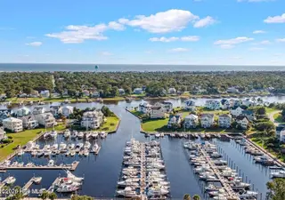 2555 St James Drive SE Unit 303, Southport, NC 28461 — 3-bedroom condo in St James, Southport, NC, photo 8 of 31: Wade.7