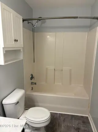 102 Dockside Drive, Jacksonville, NC 28546 – photo 24: guest bath tub