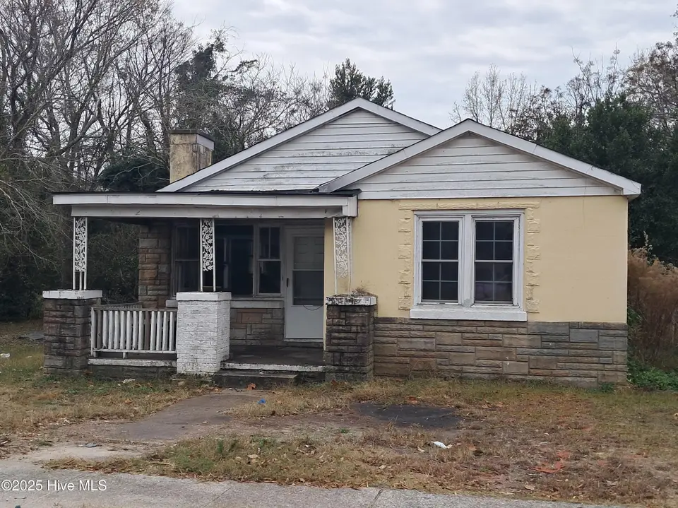 509 Lincoln Street, Kinston, NC 28501 – photo 1 of 7: 509 Lincoln Street_front_20251126