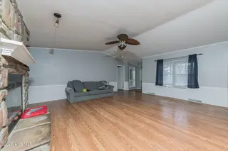 210 Creek Bank Drive, New Bern, NC 28560 — 3-bedroom manufactured home in Creekwater Haven, New Bern, NC, photo 13 of 58: LivingRoom