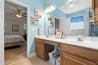 256 Downing Glen Place, Calabash, NC 28467 — 4-bedroom home in The Farm, Calabash, NC, photo 19 of 42: Primary Bath