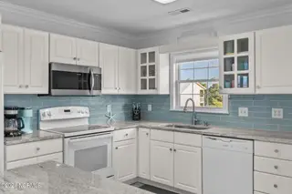 122 Quinton Street, Holden Beach, NC 28462 — 3-bedroom home in Holden Beach, Holden Beach, NC, photo 17 of 54: 21-web-or-mls-BTS09103