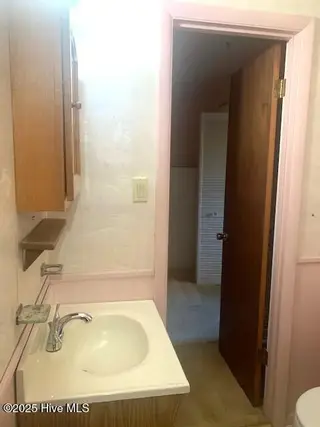 204 Kerry Court, Jacksonville, NC 28546 — 5-bedroom home in Windsor Manor, Jacksonville, NC, photo 6 of 53: Half Bath