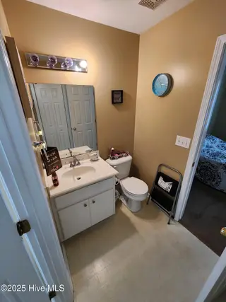 117 Gladiola Drive, New Bern, NC 28562 – photo 6: 117 Gladiola Bathroom