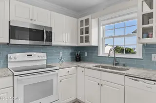 122 Quinton Street, Holden Beach, NC 28462 — 3-bedroom home in Holden Beach, Holden Beach, NC, photo 18 of 54: 24-web-or-mls-BTS09112