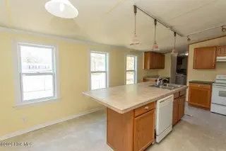 423 Gray Drive SW, Shallotte, NC 28470 — 3-bedroom manufactured home in Sherrow Estates, Shallotte, NC, photo 6 of 38