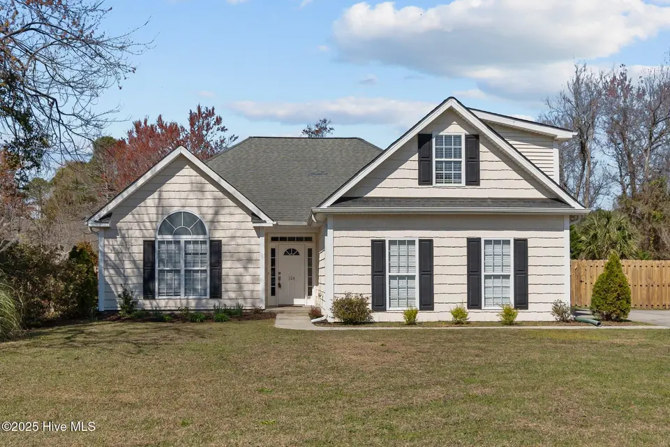 324 Foxwood Lane, Wilmington, NC 28409 – photo 1 of 44: 53-web-or-mls-Photo Mar 28 2025, 3 25 45