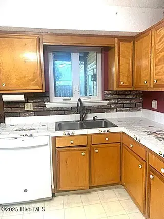 204 Kerry Court, Jacksonville, NC 28546 — 5-bedroom home in Windsor Manor, Jacksonville, NC, photo 13 of 53: Kitchen