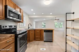 666 Bay Harbor Drive, Hampstead, NC 28443 — 2-bedroom manufactured home in Bay Harbor, Hampstead, NC, photo 7 of 26: mls-DSC04801