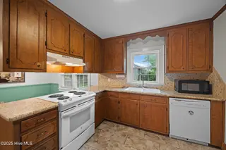 2304 Jefferson Drive, Greenville, NC 27858 – photo 16: 21-web-or-mls-BLS_0033