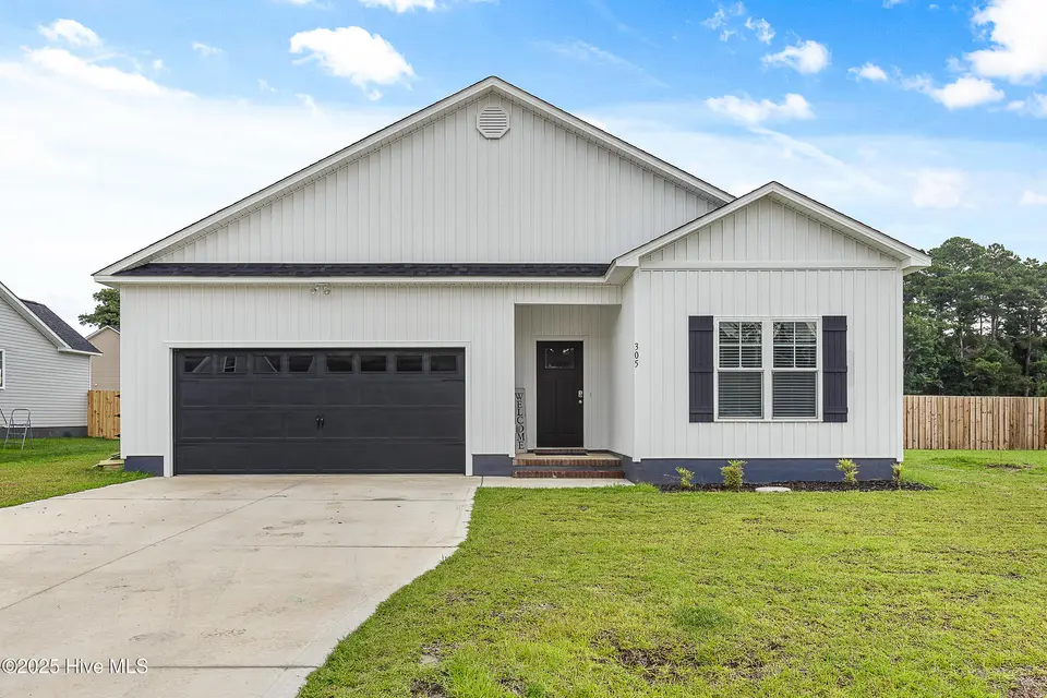 305 E Theriault Court, Jacksonville, NC 28540 – photo 1 of 23: Front of home