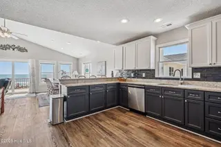 3536 Island Drive, North Topsail Beach, NC 28460 – photo 14: 2025.04.14_3536 Island Dr MLS (15)