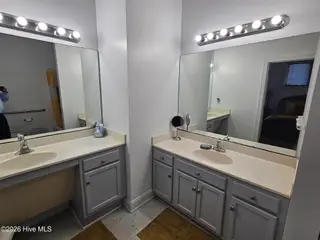 1017 S 8th Street, Wilmington, NC 28401 – photo 9: Master bath sinks