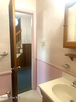204 Kerry Court, Jacksonville, NC 28546 — 5-bedroom home in Windsor Manor, Jacksonville, NC, photo 5 of 53: Half Bath