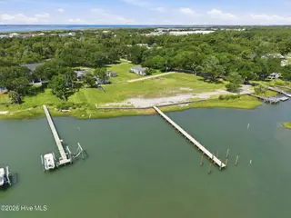 184 2 Lennoxville Point Road, Beaufort, NC 28516 – photo 16: 4-web-or-mls-DJI_20260702113010_0407_D