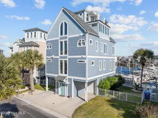 902 Grand Bahama Drive, Carolina Beach, NC 28428 — 5-bedroom home in Federal Point Yacht, Carolina Beach, NC, photo 3 of 68: 21-web-or-mls-DJI_20251104133252_0334_D