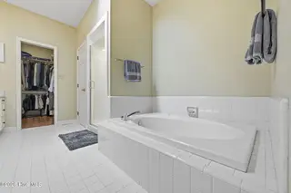 8004 Club House Drive, New Bern, NC 28562 – photo 19: 19-46-web-or-mls-DSC_6104