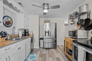 412 Raleigh Avenue, Carolina Beach, NC 28428 — 2-bedroom home, Carolina Beach, NC, photo 5 of 20: 48-web-or-mls-DSC09771