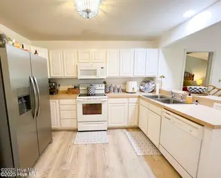 413 Commerce Avenue Unit D, Morehead City, NC 28557 – photo 15: Kitchen