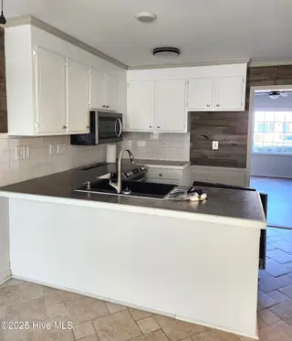 3812 Sterling Pointe Drive F1, Winterville, NC 28590 – photo 7: Kitchen