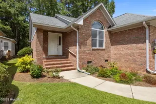 107 Innisbrook Court, New Bern, NC 28562 — 3-bedroom home in Greenbrier, New Bern, NC, photo 3 of 38: 41-web-or-mls-0C0A6912