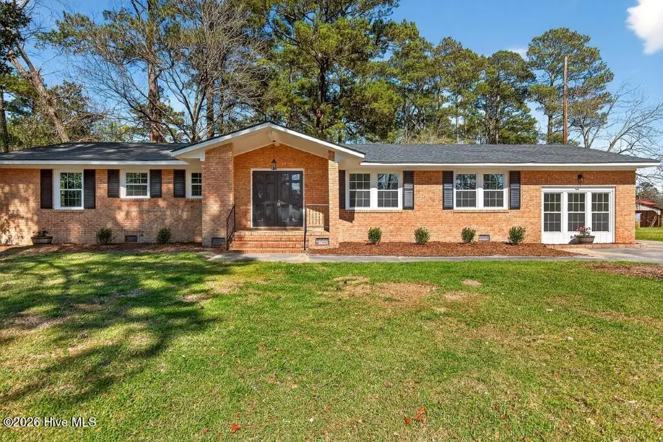 3504 Taylor Street, New Bern, NC 28560 — 4-bedroom home in Pinecrest, New Bern, NC, photo 1 of 28: 3504 Taylor Street