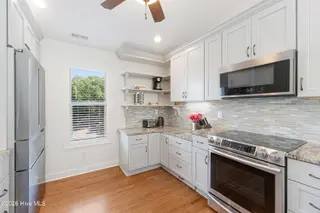 106 Wyndward Court, Emerald Isle, NC 28594 – photo 10: Kitchen with granite countertops