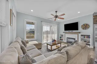 638 S Fourth Avenue, Kure Beach, NC 28449 – photo 20: 21_living room