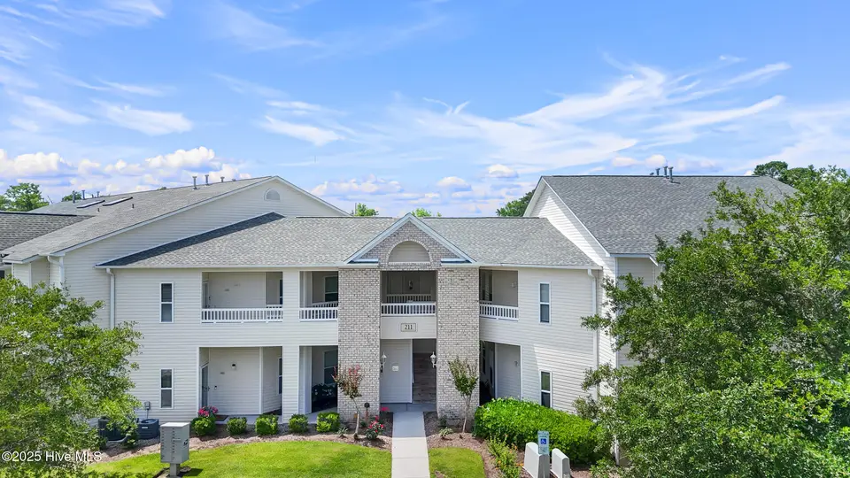 211 Fullford Lane Unit 201, Wilmington, NC 28412 – photo 1 of 45: 211 Fullford Ln