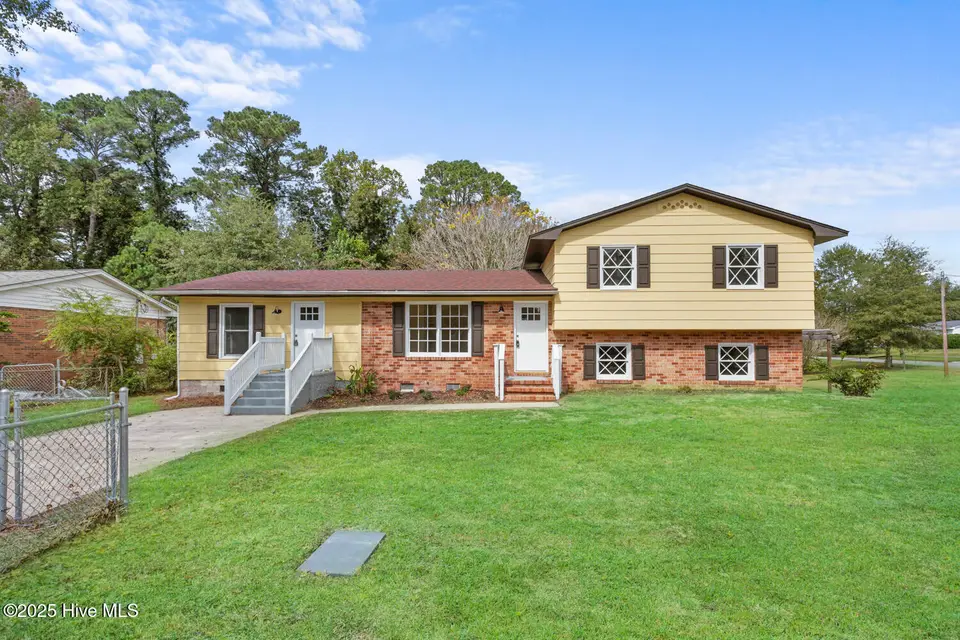 406 Carole Drive, Jacksonville, NC 28540 — 3-bedroom home in Pine Forest Acres, Jacksonville, NC, photo 1 of 42: Main Photo