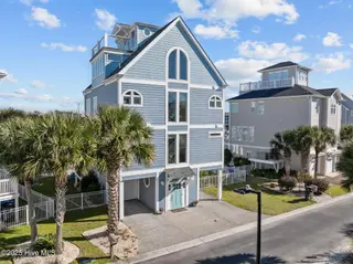 902 Grand Bahama Drive, Carolina Beach, NC 28428 — 5-bedroom home in Federal Point Yacht, Carolina Beach, NC, photo 2 of 68: 19-web-or-mls-DJI_20251104133111_0330_D