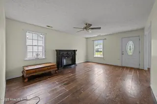107 Luke Court, New Bern, NC 28560 – photo 9: Living Room