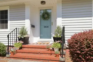1306 Summit Avenue, Washington, NC 27889 – photo 7: 6-web-or-mls-IMG_0004 (1)