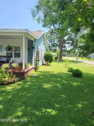 215 S Lee Avenue, Beulaville, NC 28518 — 2-bedroom home, Beulaville, NC, photo 2 of 17: Side Yard