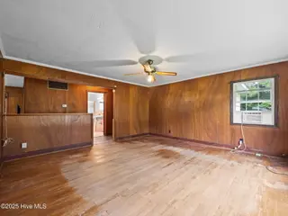 195 Queens Creek Road, Swansboro, NC 28584 — 2-bedroom home, Swansboro, NC, photo 6 of 40: Living room