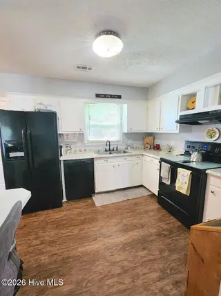 102 Fox Run Circle, Greenville, NC 27858 – photo 8: kitchen1
