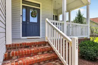 125 Mom Lane, New Bern, NC 28562 – photo 7: inviting entry