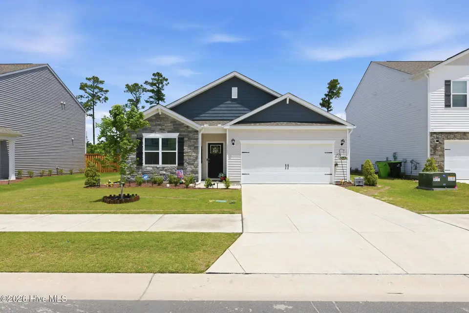 2005 Minnette Circle, New Bern, NC 28562 – photo 1 of 37: 1-web-or-mls-DSC_6052