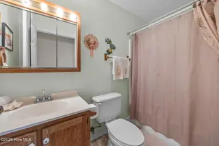 1601 River Bluff Road, Morehead City, NC 28557 – photo 21: Shared bathroom