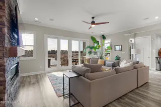 525 Sanders Lane, Newport, NC 28570 – photo 15: Living room with creek views