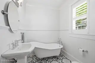 910 Ann Street, Beaufort, NC 28516 – photo 19: Full Bathroom
