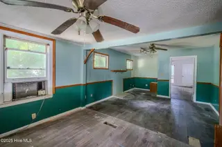 409 S Bodenheimer Street, Burgaw, NC 28425 — 3-bedroom home, Burgaw, NC, photo 7 of 33: 6-web-or-mls-409 S Bodenheimer St-106