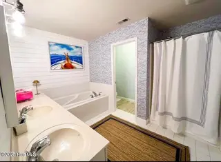 413 Commerce Avenue Unit D, Morehead City, NC 28557 – photo 18: Master bathroom