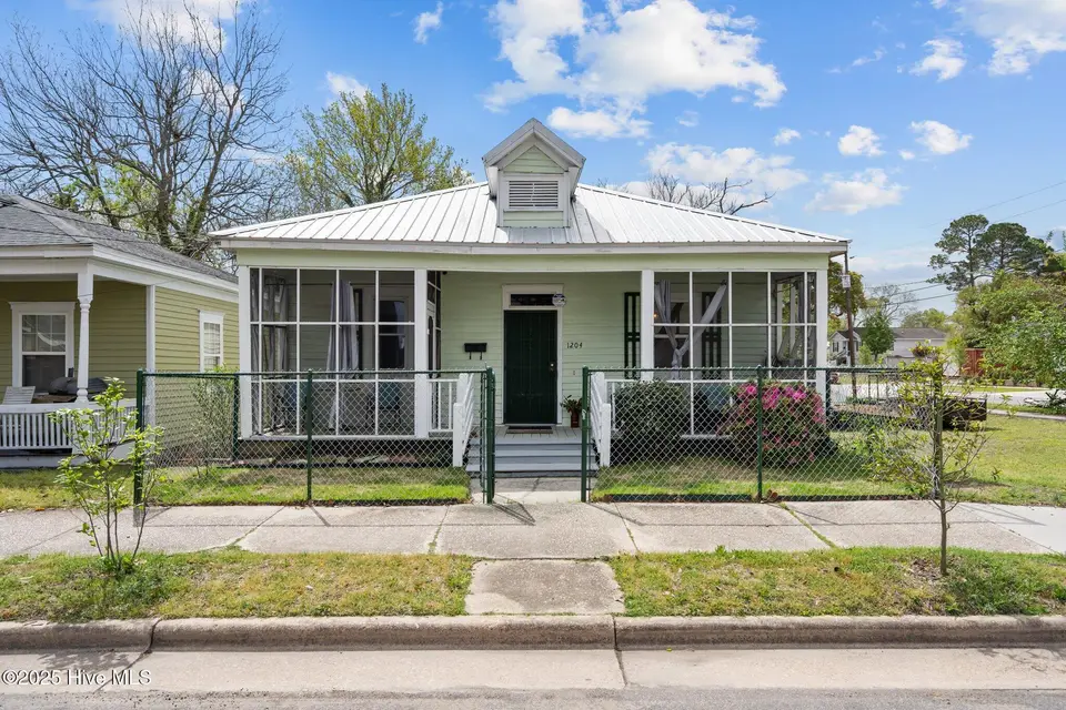 1204 Castle Street, Wilmington, NC 28401 – photo 1 of 39: 48-web-or-mls-Photo Apr 03 2025, 11 57 1