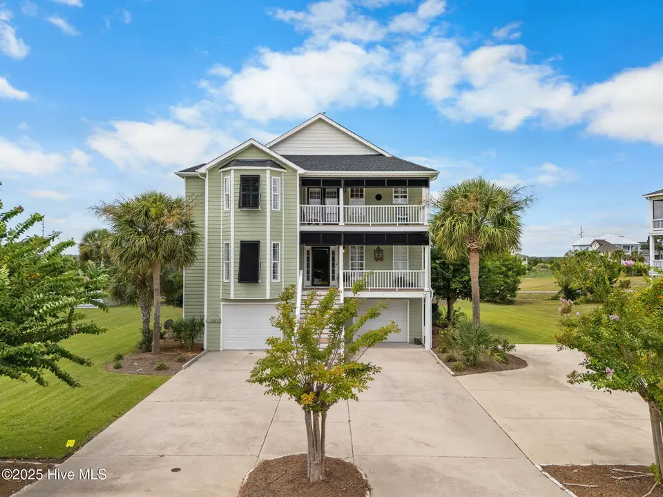8304 Lakeview Drive, Wilmington, NC 28412 – photo 1 of 72: 8304LakeviewDr-3071