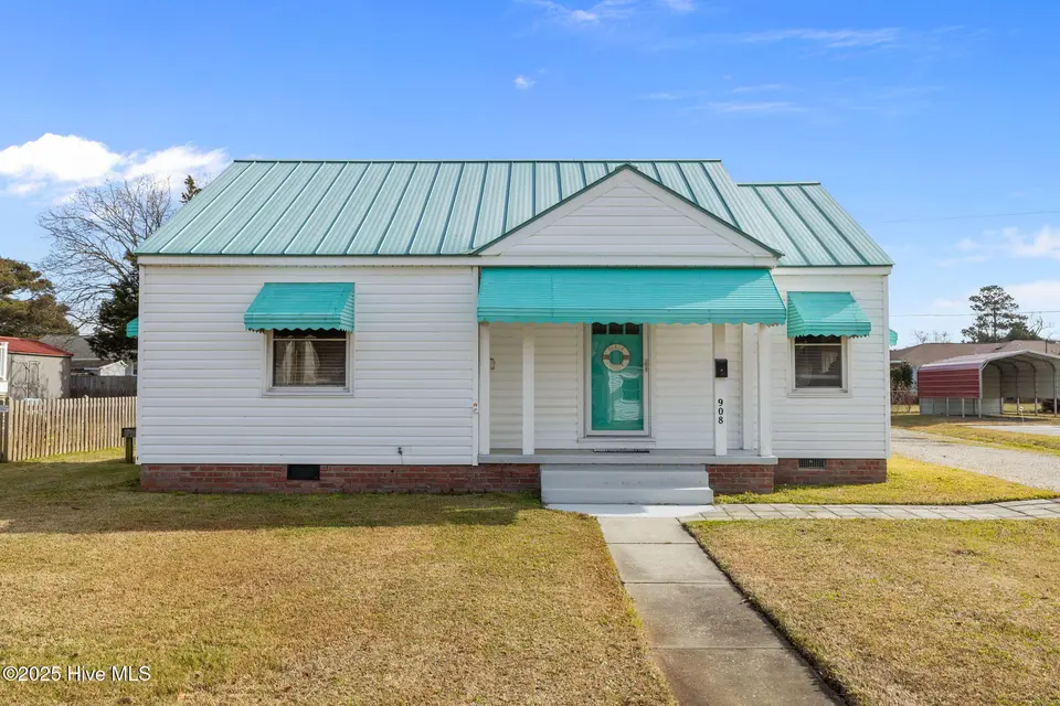 908 N 20th Street, Morehead City, NC 28557 – photo 1 of 47: 1-web-or-mls-1S3A9763